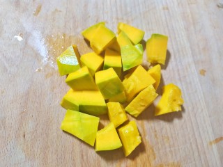 3、红枣南瓜粥,南瓜去皮去籽,切块