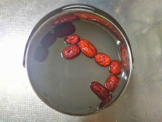 4、红枣南瓜粥,把小米,糙米,红枣放入锅中,加入适量清水