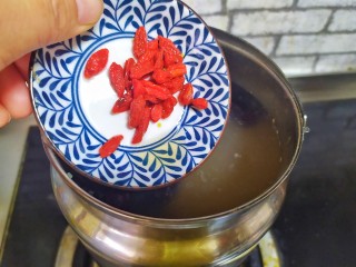 8、红枣南瓜粥,加入枸杞,用勺子搅拌均匀,盖上锅盖焖五分钟,再用勺子搅拌一下,红糖基本就会化掉了