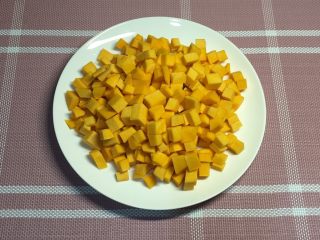1、南瓜小米粥,南瓜洗干净，去皮后切成小块