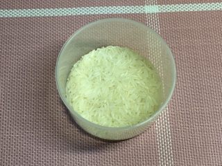 2、南瓜小米粥,取适量泰国香米