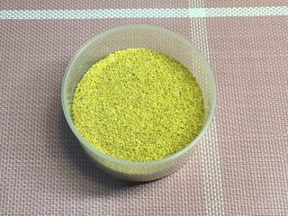 3、南瓜小米粥,取适量小米