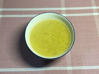 4、南瓜小米粥,小米用水淘洗干净
