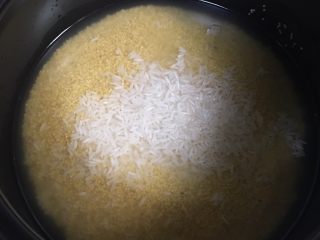 5、南瓜小米粥,小米、泰国香米加入砂锅内