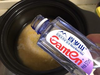 6、南瓜小米粥,加入矿泉水