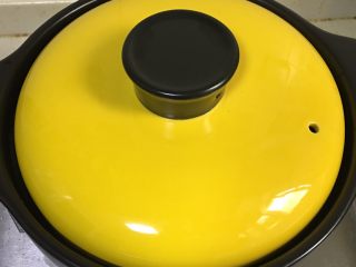 8、南瓜小米粥,盖上锅盖，开大火烧开