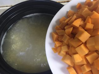 9、南瓜小米粥,水开后加入南瓜，转小火慢慢炖45分钟左右