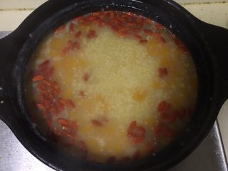 11、南瓜小米粥,出锅前1分钟加入枸杞