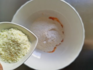 4、黄金小馒头,加入奶粉,不喜欢的奶粉可以不加。