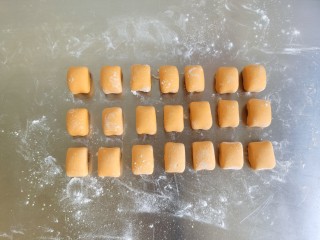 11、黄金小馒头,稍加整理下形状。