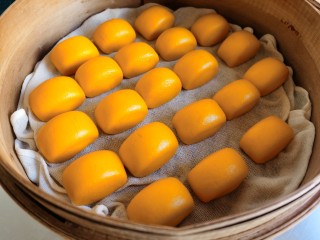 14、黄金小馒头,放入蒸锅大火蒸十分钟,关火后过三分钟再揭盖。