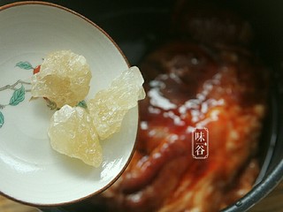 7、电饭煲版叉烧肉,放入冰糖,按下快煮饭键。
