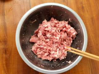 8、玫瑰花抱蛋煎饺,能明显看出肉馅成团、不散。