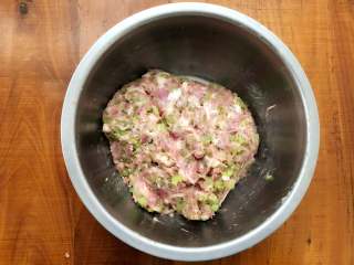 13、玫瑰花抱蛋煎饺,搅拌均匀备用。