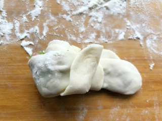18、玫瑰花抱蛋煎饺,从一端卷起。