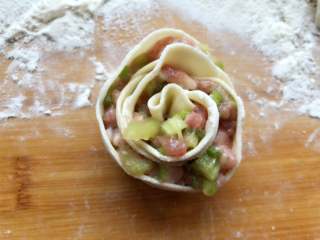 19、玫瑰花抱蛋煎饺,卷成玫瑰花的样子。