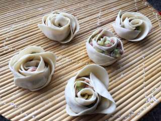 20、玫瑰花抱蛋煎饺,依次做好。