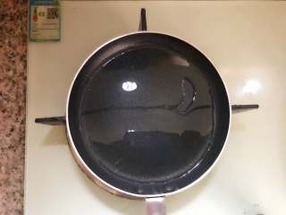 22、玫瑰花抱蛋煎饺,平底锅烧热之后倒入适量的食用油。