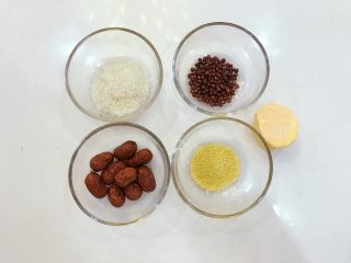 1、宝宝辅食：二米杂粮粥-12M+ ,准备好所有食材。