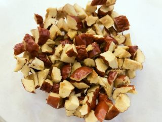 2、宝宝辅食：二米杂粮粥-12M+ ,将红薯去皮洗净切丁，红枣洗净去核切小丁，红枣也可以去皮哈，蒸下就比较容易去皮啦。