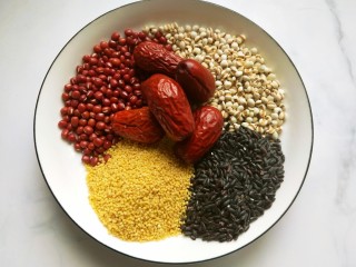2、红豆薏仁小米粥,准备食材。