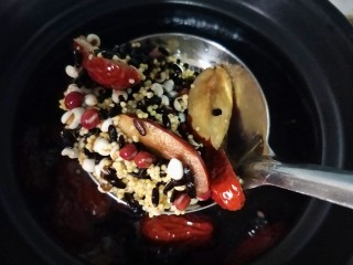 6、红豆薏仁小米粥,锅内放清水，水开后放入食材。