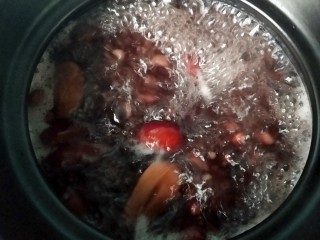 7、红豆薏仁小米粥,大火烧开，开小火，并用勺搅拌。