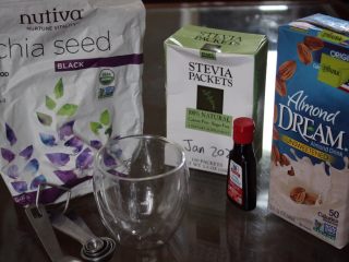 2、健康减肥奇亚籽布丁,准备好材料