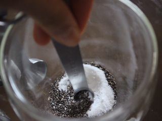 4、健康减肥奇亚籽布丁,搅拌均匀