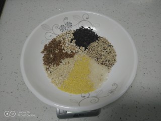 1、腊八粥,各种米准备好。