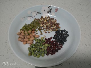 2、腊八粥,各种豆准备好。