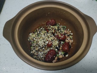 3、腊八粥,所有材料淘洗干净。