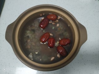 4、腊八粥,加入清水，浸泡2小时。
