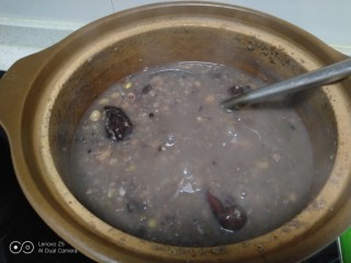 6、腊八粥,转小火煮80分钟。