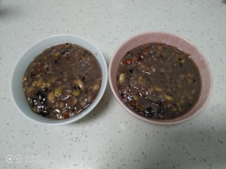 7、腊八粥,盛入碗里。