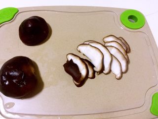 1、虾皮香菇粉,鲜香菇洗净，切薄片，放在纸上晒干或者放在烤箱烤干也可以。