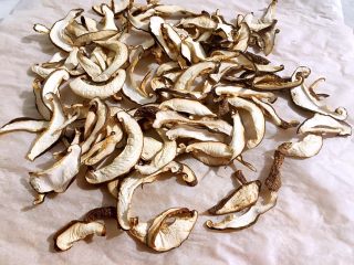 2、虾皮香菇粉,晒干基本就是这样的，用手指一掰就断。