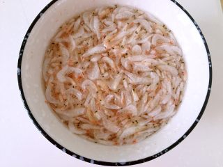 3、虾皮香菇粉,最好选择淡虾皮，泡水15分钟去掉杂质。如果太咸，就多换几次水去掉盐分。