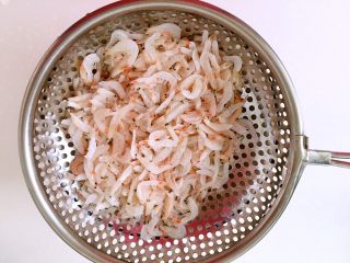 4、虾皮香菇粉,沥干大水份。