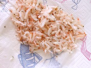 5、虾皮香菇粉,用厨房纸吸干表皮水份。