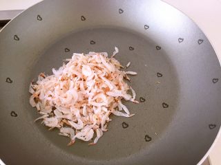6、虾皮香菇粉,平底锅不需要加油，倒入虾皮，中小火翻炒。