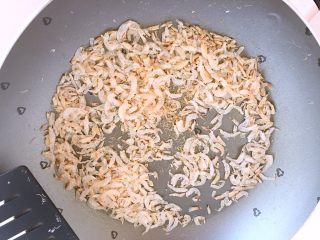 8、虾皮香菇粉,炒至微黄，用手指能碾碎即可，放凉备用！