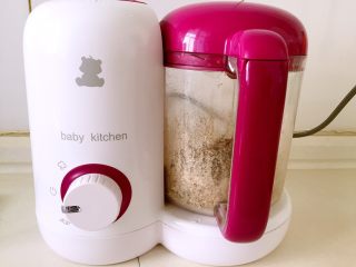 10、虾皮香菇粉,打碎成粉末状，月龄小的宝宝建议过筛一下。我家宝宝12个月了，就没有过筛。