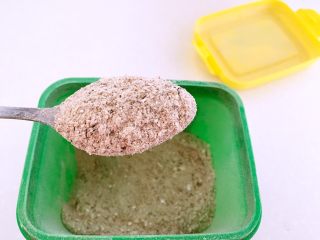 12、虾皮香菇粉,放入容器储存，建议一个月内食用，煮汤、煮粥、面条都可以加一点提鲜。