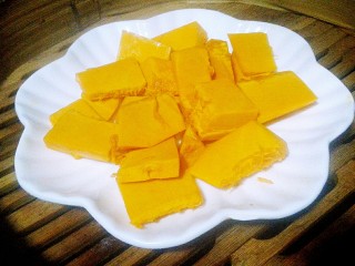 1、南瓜甜包,南瓜切块蒸熟