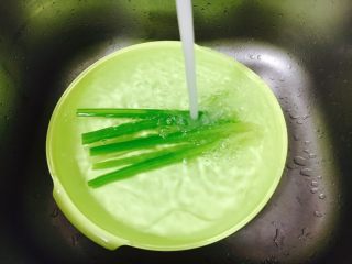 4、爽口开胃小凉菜 花椒油炝芹菜,然后马上过凉水