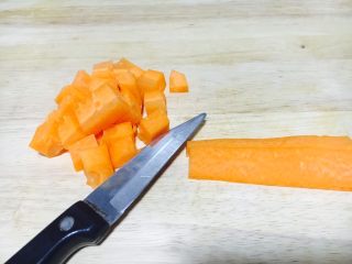 7、爽口开胃小凉菜 花椒油炝芹菜,胡萝卜洗干净,去皮,切成骰子丁大小。