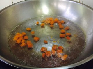 8、爽口开胃小凉菜 花椒油炝芹菜,锅里水开后放入少许盐,少许油,放入胡萝卜丁煮1分钟,捞出来。