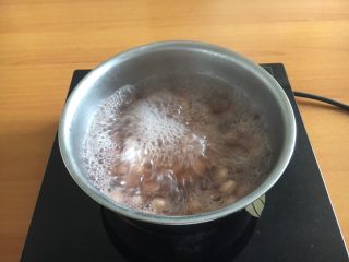 12、爽口开胃小凉菜 花椒油炝芹菜,把泡好的花生米和水一起放在炉子上开大火煮开,随即关火。