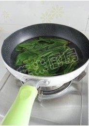 1、紫菜包饭,锅子加水烧开,放入菠菜焯烫至菠菜变软